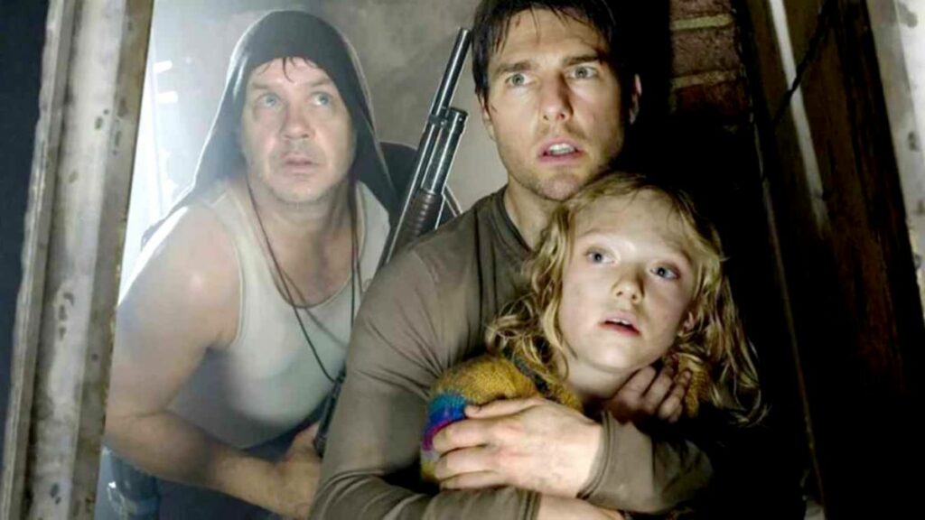 Tom Cruise, Dakota Fanning e Tim Robbins in una scena del film la guerra dei mondi